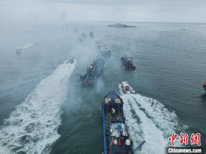 福建南日岛唱响“开海歌” 争撒开渔“第一网”  第2张
