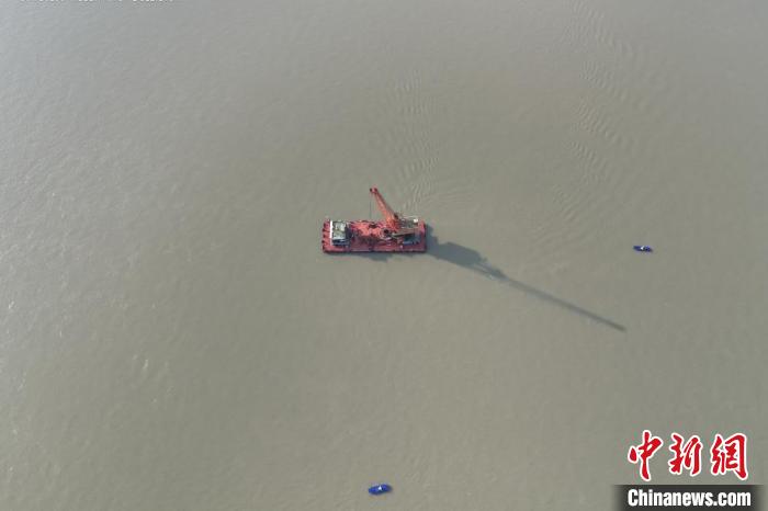 长江枝江水道打捞一艘沉船  第3张