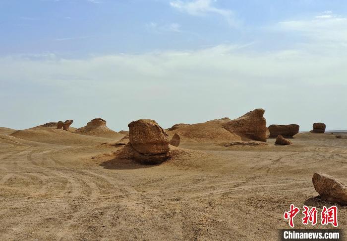 新疆哈密“魔鬼城”地貌神奇壮观  第2张